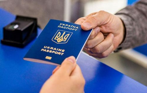 Призупинення консульських послуг для українських чоловіків: у МЗС розвіяли низку міфів